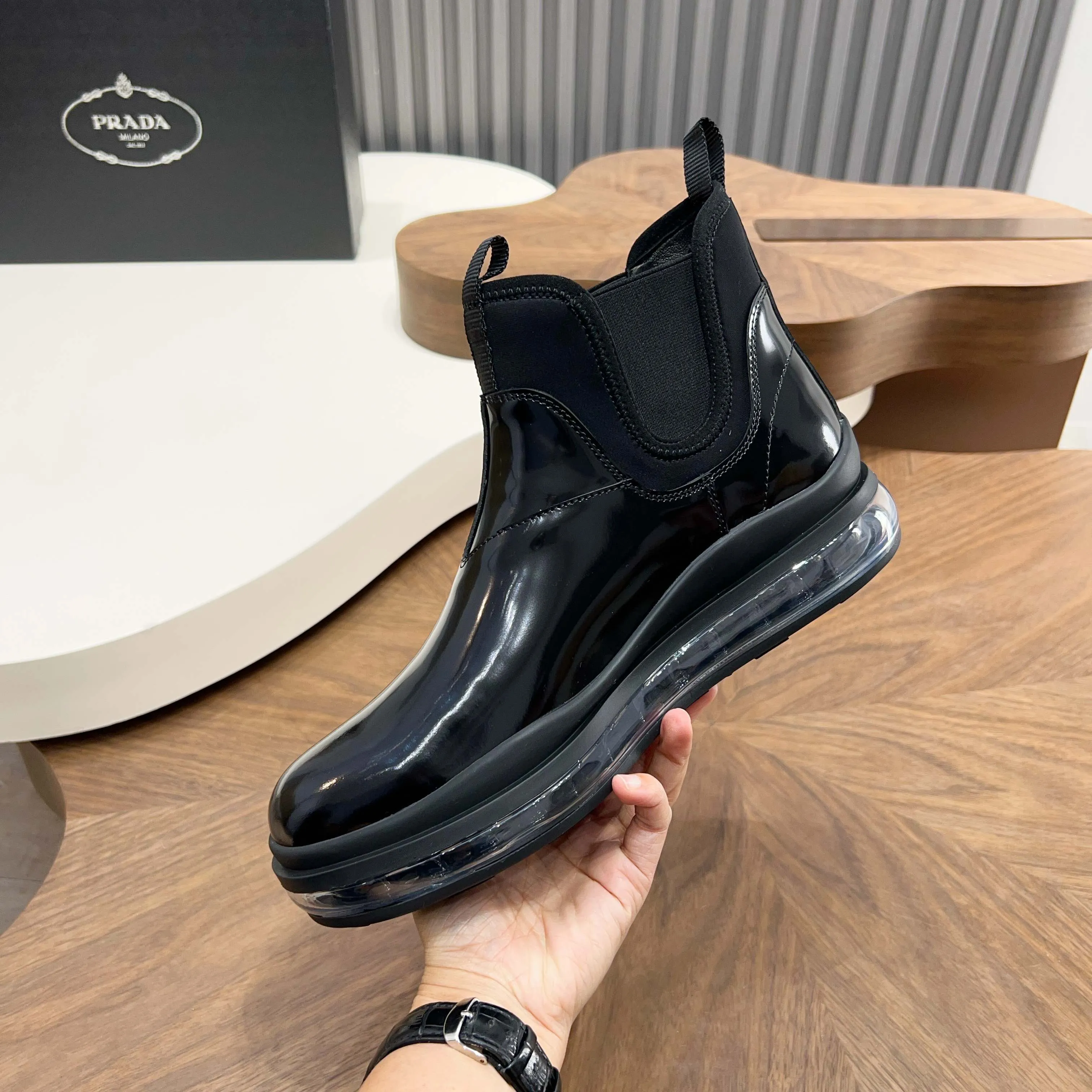 Men's shoes 💰 1000 Prada/Prada Italian show version Pure original men's high-top slip-on air cushion shoes Original super flexible air cushion outsole Silver label PRADA letter logo decoration on the heel Rubber bottom layer High comfort Excellent anti-slip performance Imported waxed cowhide Leather is smooth Leather holes are fine and even Super good texture Slip-on design Geometric carving decoration Novel and unique Full calf leather lining Standard gold-labeled feet. Fine workmanship. Ignore market currency. Support comparison inspection. Size: 38-39-40-41-42-43-44. Standard leather shoe size 45. Order